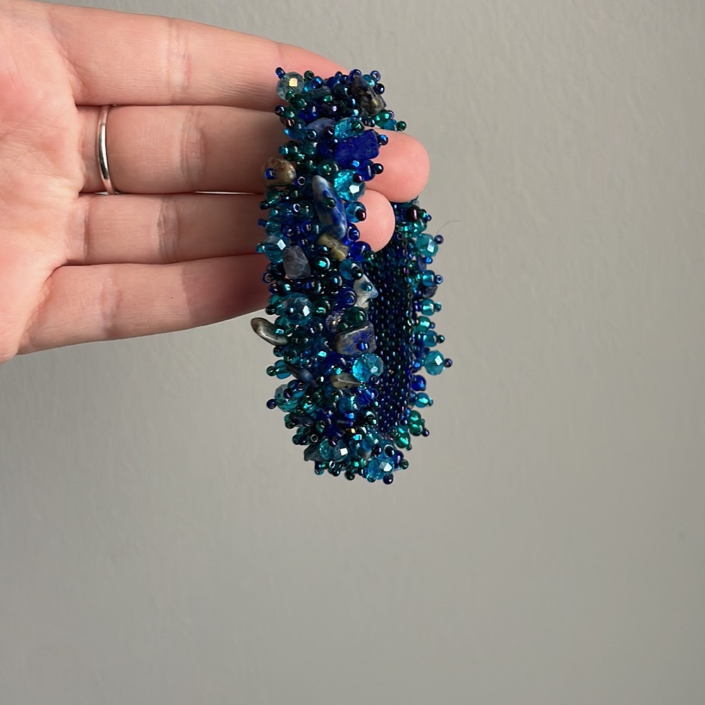 Blue crystal bracelet! magnetic closure!